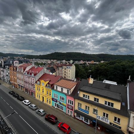 Large 3 Bedroom Apartment With City Skyline View Karlovy Vary Exterior foto